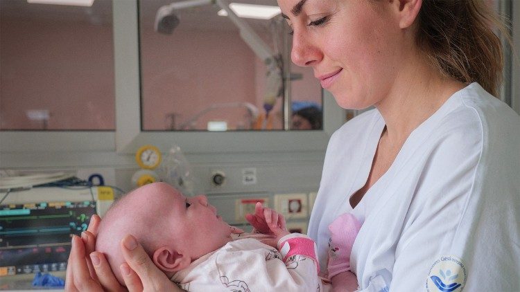 Zdravotní sestra z Dětské nemocnice Bambino Gesù s dítětem v náručí, 26. 2. 2026