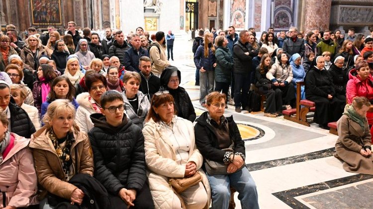 Polacy co tydzień w czwartek rano licznie gromadzą się przy grobie św. Jana Pawła II