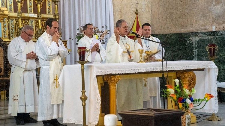 Misa en la Bas&iacute;lica-Menor Santuario Diocesano Ntra. Se&ntilde;ora de la Caridad, residida por el Cardenal Juan de la Caridad Garc&iacute;a, arzobispo de La Habana.