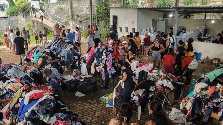 Campanha de solidariedade em Juiz de Fora: roupas organizadas para doa&ccedil;&atilde;o a fam&iacute;lias afetadas pelas chuvas. (Foto: Comunidade Cat&oacute;lica Shalom)