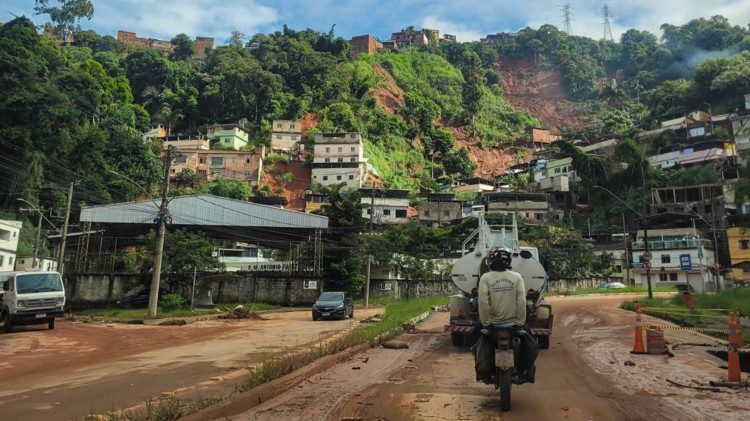 Moradores registram deslizamento em encosta ap&oacute;s fortes chuvas em Juiz de Fora, Minas Gerais. (Foto: Comunidade Cat&oacute;lica Shalom)