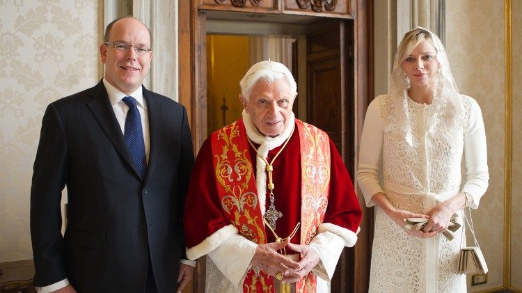 Charlene, kněžna monack&aacute; v b&iacute;l&eacute;m, na audienci u papeže Benedikta XVI., 18. 1. 2013