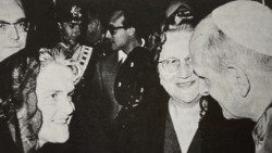 Papa Paolo VI e due uditrici al Concilio: Marie-Louise Monnet e Catherine McCarthy.