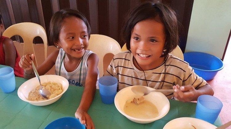 D&iacute;vky ze stravovac&iacute;ho programu mision&aacute;řek Nejsvětějš&iacute; sv&aacute;tosti