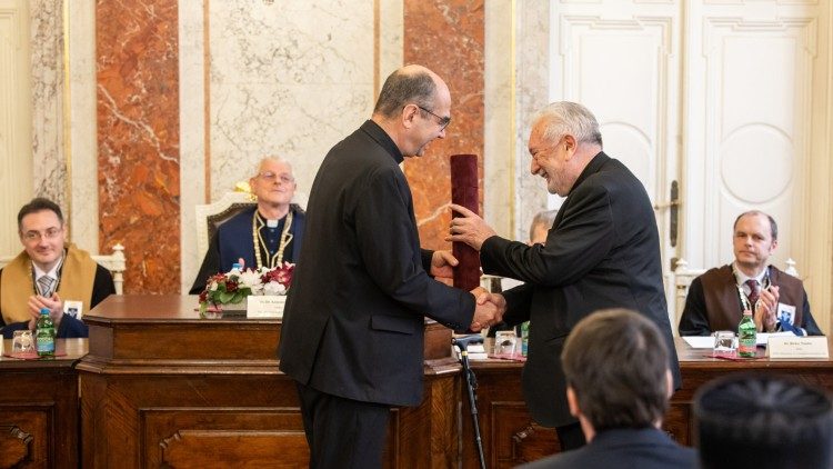 Szentmártoni Mihály SJ átveszi a PPKE díszdoktori oklevelét   