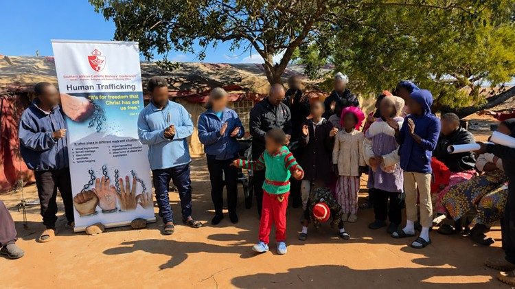 Crian&ccedil;as num campo de refugiados na &Aacute;frica do Sul