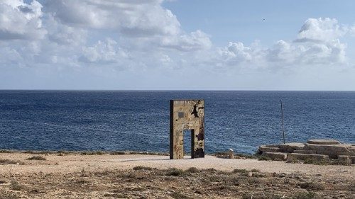 L'arcivescovo di Agrigento: il Papa a Lampedusa carezza per i migranti, appello all'Europa