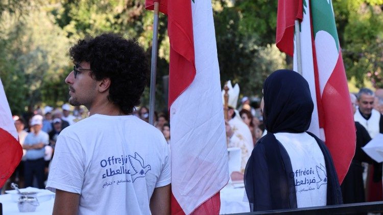 המשתתפים בצעדה נושאים את דגל לבנון | מנזר כפיפאן / אנטוניו אל חלו / ז'ורז' מוראד