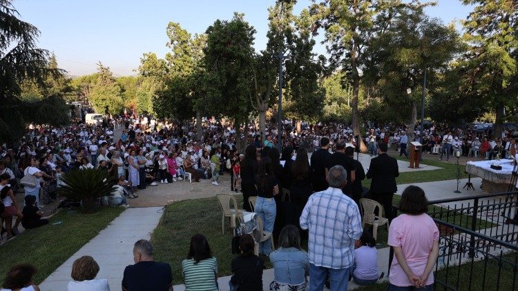 המאמינים התכנסו לחלוק כבוד לאח אסטפאן | מנזר כפיפאן / אנטוניו אל חלו / ז'ורז' מוראד