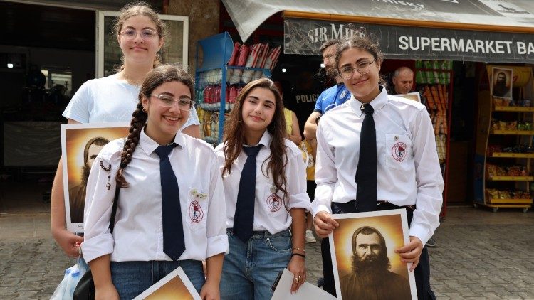 סטודנטים משתתפים בצעדה | מנזר כפיפאן / אנטוניו אל חלו / ז'ורז' מוראד