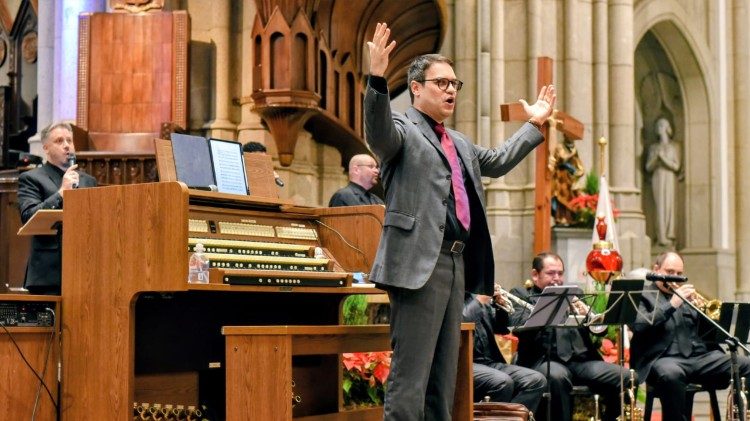O maestro Delphim, diretor de m&uacute;sica lit&uacute;rgica da Catedral da S&eacute;, sobre o exemplo dos pequenos cantores: "n&atilde;o &eacute; s&oacute; poesia; pode inspirar nossas pr&aacute;ticas paroquiais"