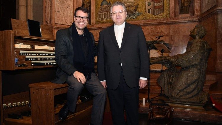 Os maestros Delphim e mons. Pavan em foto de arquivo na Catedral da S&eacute;, em S&atilde;o Paulo