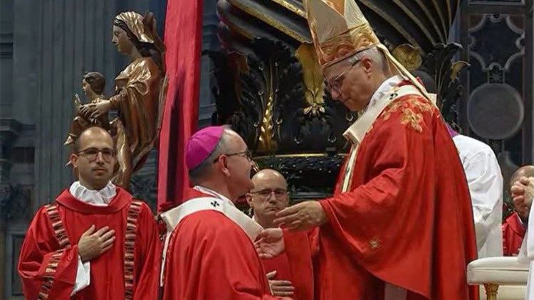 Leon XIV włożył Paliusz na ramiona abp. Andrzeja Przybylskiego