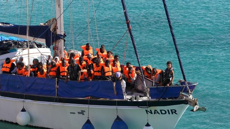 Os migrantes que chegam em Lampedusa