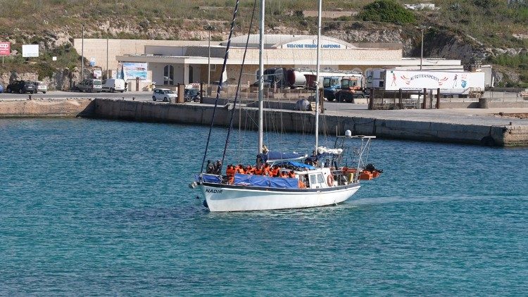 2026.07.04 Viaggio a Lampedusa - sbarco molo favarolo