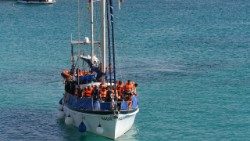Uno sbarco di migranti sul molo Favarolo a Lampedusa