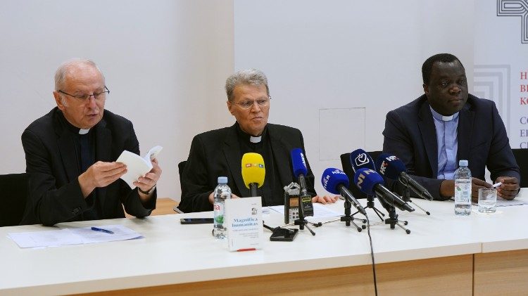 S lijeva na desno: prof. Baloban, nadbiskup Hranić i prof. Singbo (Foto: Eva Leš)