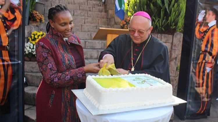 O N&uacute;ncio Apost&oacute;lico e um membro do Governo sul-africano cortam um bolo pela solenidade dos Apost&oacute;los Pedro e Paulo
