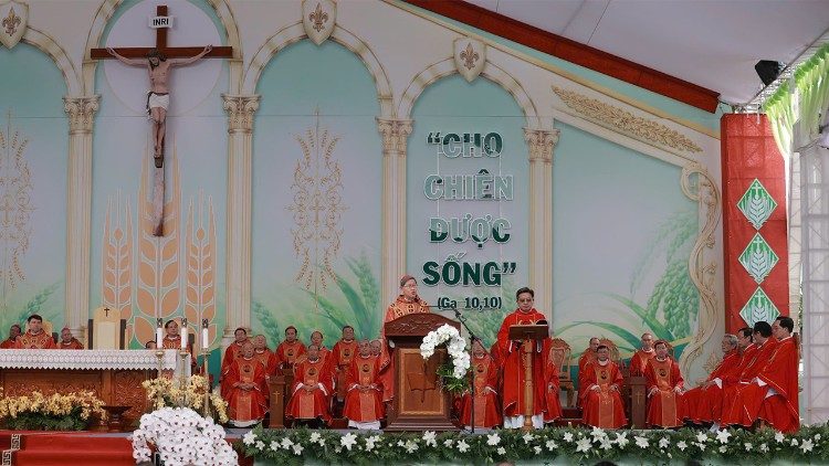 ĐHY Tagle chủ sự Th&aacute;nh lễ phong Ch&acirc;n phước cho Cha PX. Trương Bửu Diệp]