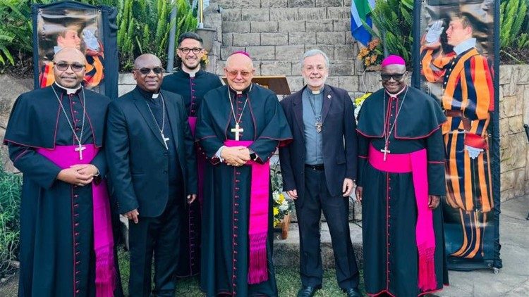 O Núncio Apostólico, Dom Henryk Mieczysław Jagodziński, juntamente com Bispos da África do Sul