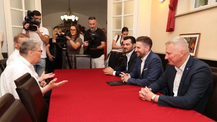 Grad Osijek predao donaciju za nastavak obnove konkatedrale sv. Petra i Pavla (Foto: TUDJOS)