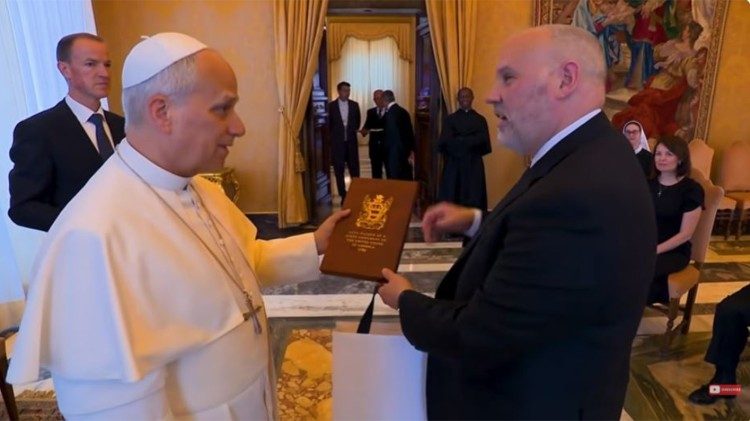 Le&oacute; p&aacute;pa &aacute;tveszi az amerikai kit&uuml;ntet&eacute;st