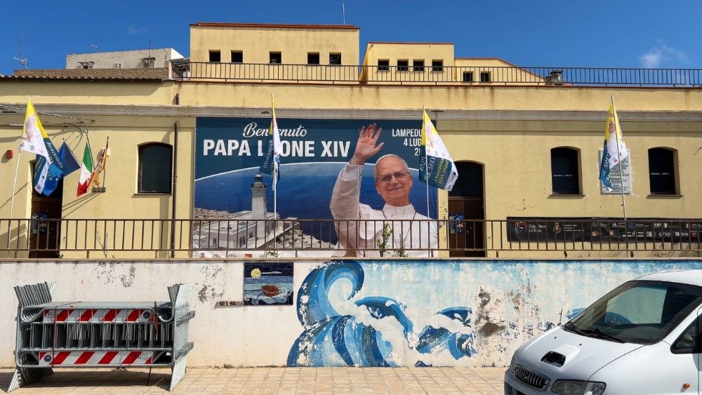 Panou cu Leon al XIV-lea pe străzile din Lampedusa