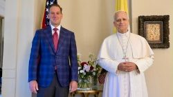 Paus Leo XIV mengunjungi Duta Besar Amerika Serikat untuk Takhta Suci, Brian Burch, di kediamannya, Villa Richardson, dalam rangka perayaan Hari Kemerdekaan Amerika Serikat pada 4 Juli. 
