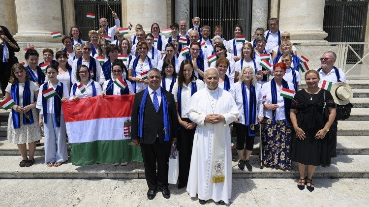 Papa Leone XIV con il coro Salve Regina di Keszthely (Ungheria)
