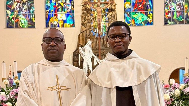 Frt Datius Prosper kulia akiwa na Padre wa Shirika lake