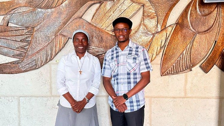 Frt Datius Prosper(OCD) akiwa na Angella Rwezaula katika Makao Makuu ya Baraza la Kipapa la Mawasiliano