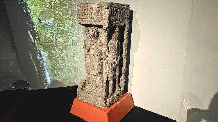 Cippo iscritto rinvenuto all'interno della Tomba, dedicato a una sepoltura femminile. Museo di Villa Giulia. 