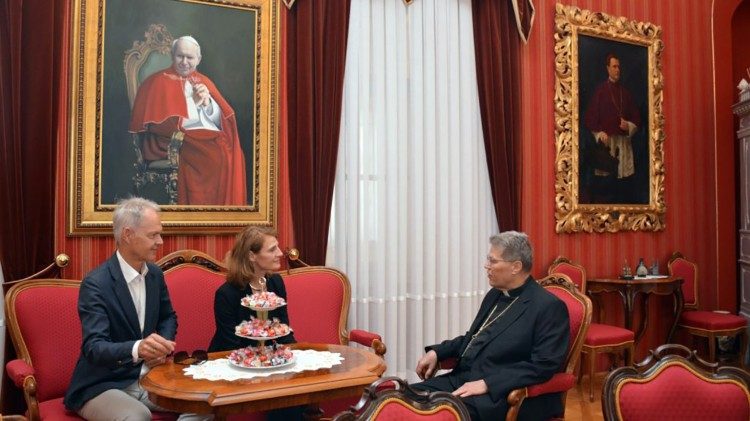 Austrijska veleposlanica Yvonne Tončić-Sorinj i đakovačko-osječki nadbiskup Đuro Hranić (Foto: TUDJOS)