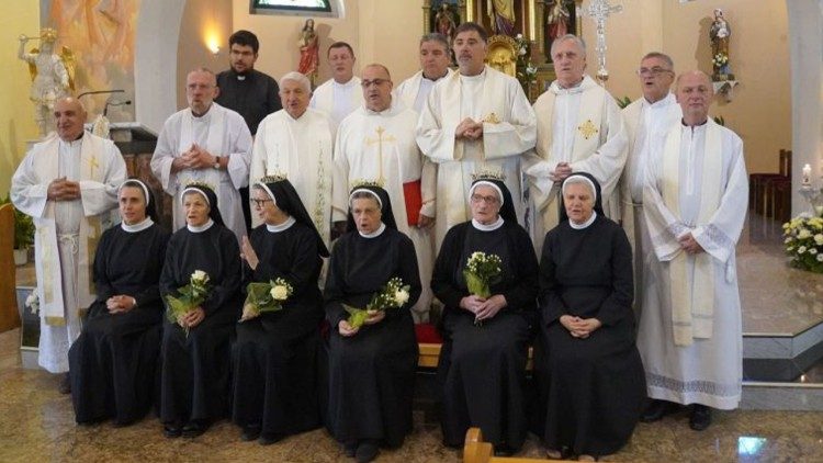 Na Donjoj Drenovi u Rijeci sestre jubilarke sa služiteljima misnoga slavlja (Foto: Riječka nadbiskupija)