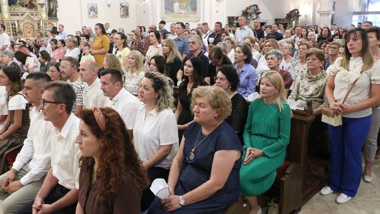U katedrali sv. Terezije Avilske vjernici zahvaljuju Bogu za dar Požeške biskupije (Foto: Požeška biskupija)