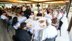 2025ஆம் ஆண்டு "போர்கோ லவுதாத்தோ சி" மையத்தில் ஏழை மக்களுடன் நடைபெற்ற மதிய உணவு