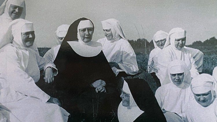 Školské sestry sv. Františka s představenou Eliškou Pretschnerovou v MItrově, archiv OSF