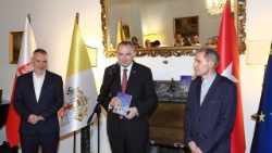 Ambasador Adam Kwiatkowski prezentuje nowy przewodnik po Rzymie