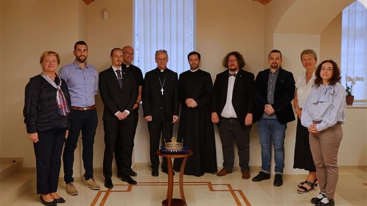 Nadbiskup Dražen Kutleša s predstavnicima Hrvatskoga katoličkog centra u Adelaideu i Hrvatskoga kraljevskoga vijeća  i Gebetslige Hrvatska (Foto: TUZGN)