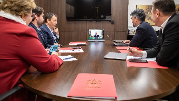 Pe. Lu&iacute;s Henrique Eloy e Silva, da PUC Minas, participou em modalidade  on-line