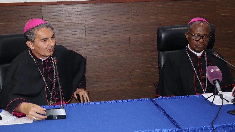 Dom Inácio Saúre (D) e Dom João Carlos (E) - Presidente e Vice-Presidente da CEM (Moçambique)