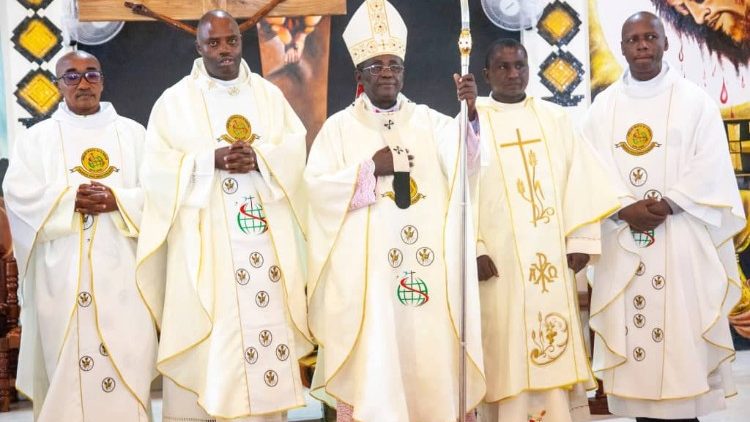 Baadhi ya Maparoko walio wahi kufanya utume wao K/Ndege