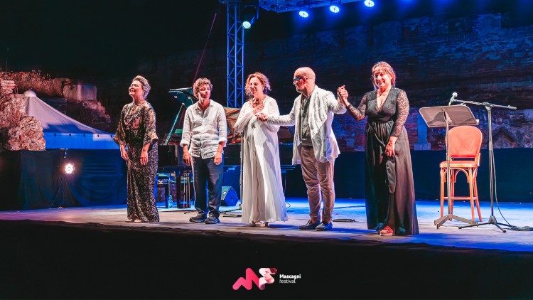 Sul palco con l'attrice Stefania Sandrelli e il pianista Rocco Roca Rey
