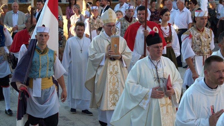 Biskup Ivan Štironja s moćima bl. Marije Propetoga Isusa Petković (Foto: Družba Kćeri Milosrđa)