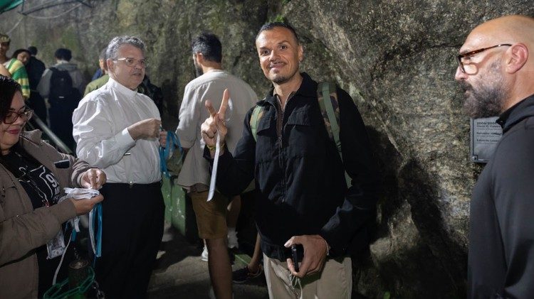 O mons. Pavan e Alessio D’Aniello, maestro e cantor, os &uacute;nicos brasileiros do Coro do Papa