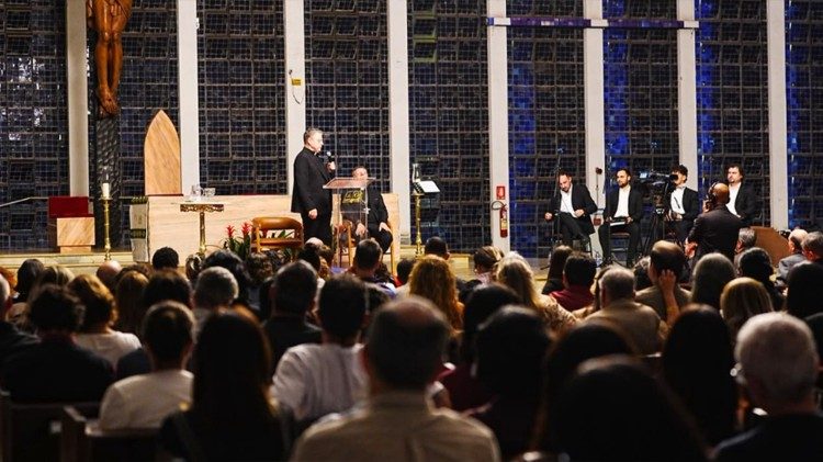 O maestro brasileiro, mons. Marcos Pavan, durante a Aula Magna em Bras&iacute;lia