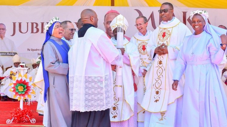 Wanajubilei wakiwasha Mshumaa wa Jubilei