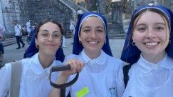 Ginevra Maria Ceriani, ultima a destra, insieme alle sue compagne di scuola a Lourdes