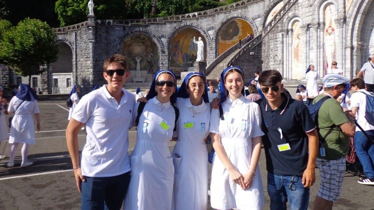 Ginevra e i suoi compagni di scuola a Lourdes