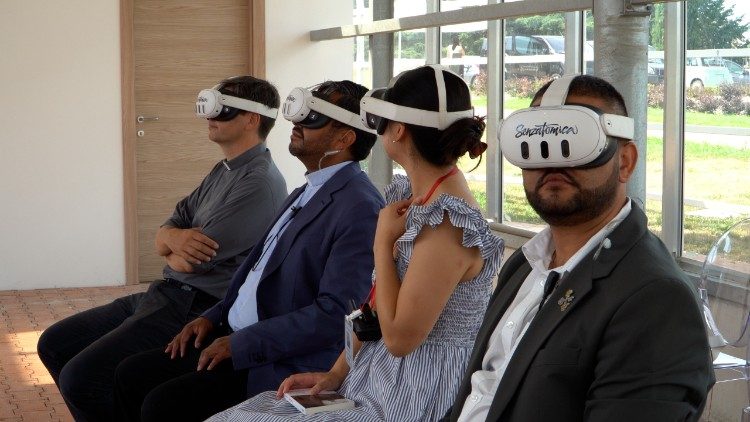 Certains participants &agrave; la conf&eacute;rence testent un casque de r&eacute;alit&eacute; virtuelle pilot&eacute; par l’IA.